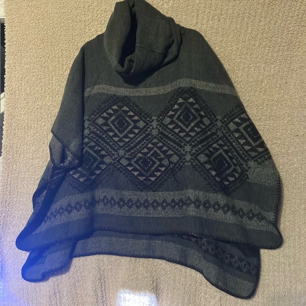 Steve Madden 100 % argyle poncho